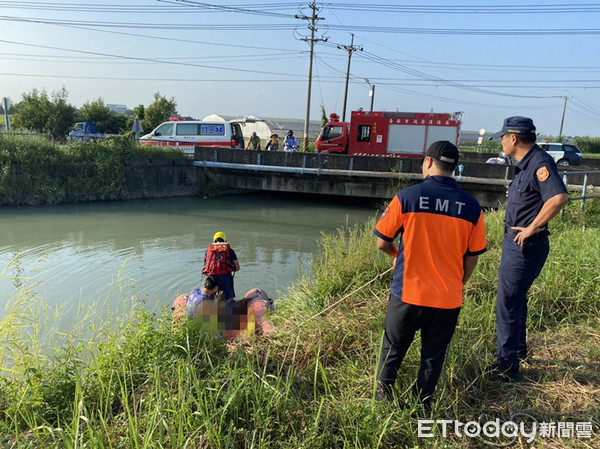 ▲台南市官田區八田路與南120附近嘉南大圳，上午發現2具男浮屍，消防人員下艇進行打撈作業。（圖／記者林悅翻攝，下同）