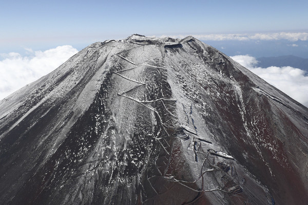 ▲▼ 日本第一高峰富士山28日上午觀測到今年首波積雪「初冠雪」。（圖／達志影像／美聯社）