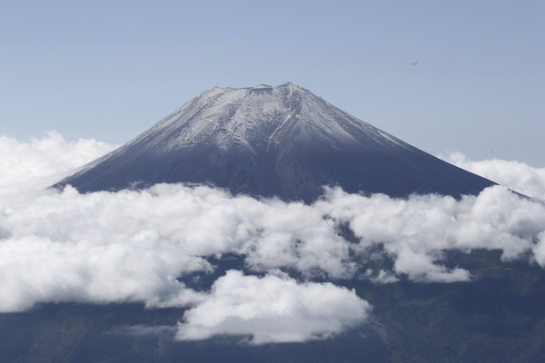 ▲▼ 日本第一高峰富士山28日上午觀測到今年首波積雪「初冠雪」。（圖／達志影像／美聯社）