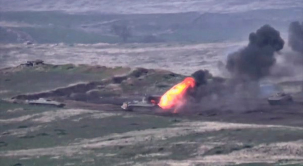 ▲▼亞塞拜然軍方的裝甲車被擊毀。（圖／路透）