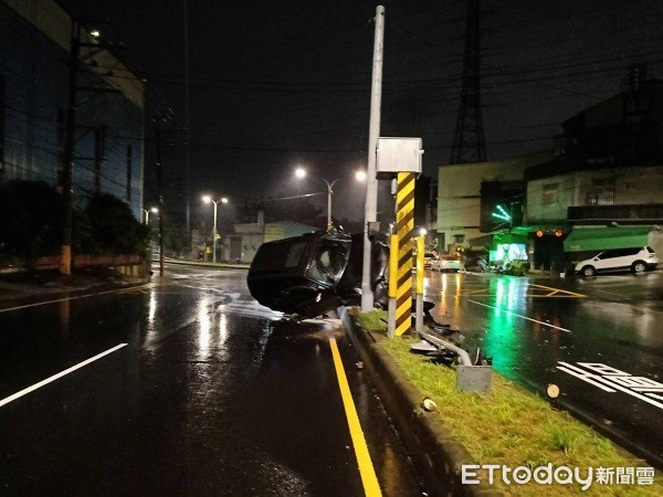 ▲張男雨夜酒駕失控騎上安全島。（圖／龜山警分局提供）