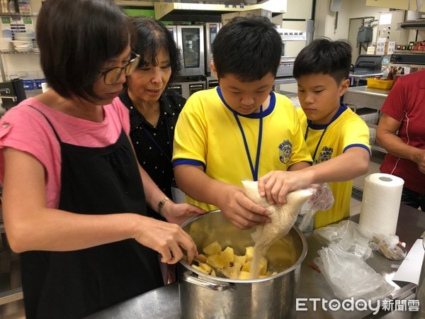 ▲中華醫大USR團隊推動「銀少共學」鳳梨食農教育，帶領樂齡大學的銀髮族學生和小學生一起參與「鳳梨的黃金戀歌」綠色療育遊程。（圖／記者林悅攝）