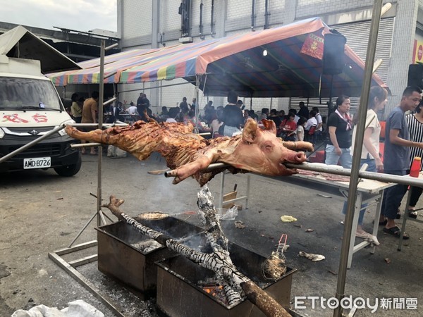 ▲雲林縣肉品市場昨日舉辦中秋節員工聯誼活動，雲林縣長張麗善特別前往參加，與肉品市場員工一起烤肉，傾聽同仁所受的委曲及心聲。（圖／記者蔡佩旻攝）