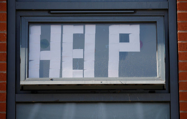 ▲▼曼徹斯特大學的學生用窗戶上貼海報的方式，表達自己被困於宿舍的心聲。（圖／路透）
