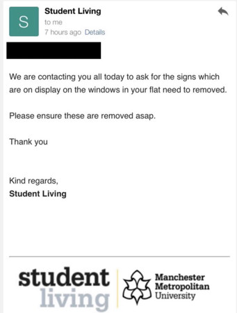 ▲▼曼徹斯特大學的學生用窗戶上貼海報的方式，表達自己被困於宿舍的心聲。（圖／路透）
