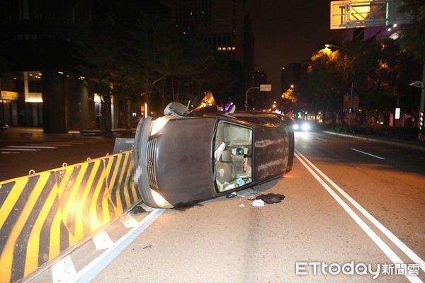 ▲台中市29日清晨一名男子酒駕，車子失控撞倒護欄後翻車意外。（圖／民眾提供）