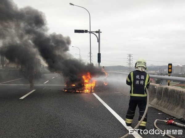 ▲國2機場系統接五楊高架「火燒車」！車體全面燃燒　現場一度封路。（圖／記這沈繼昌翻攝）