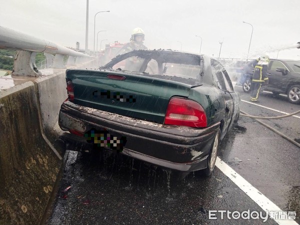 ▲國2機場系統接五楊高架「火燒車」！車體全面燃燒　現場一度封路。（圖／記這沈繼昌翻攝）