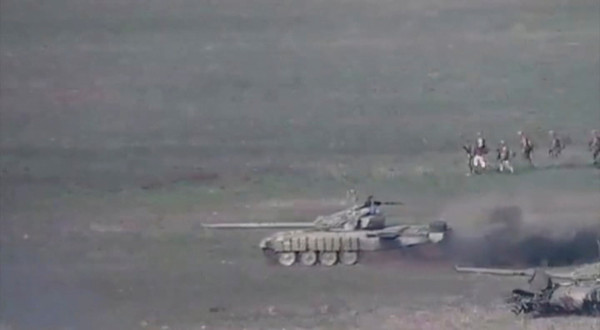 ▲據稱屬於亞塞拜然的坦克出現在主權爭議地區納哥諾卡拉巴克（Nagorny Karabakh，下稱納卡）。（圖／路透）
