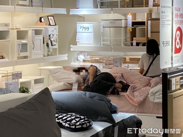 ▲▼女子在IKEA逛累了，直接連鞋都不脫，將展示床當自家床躺了就睡。（圖／民眾提供）