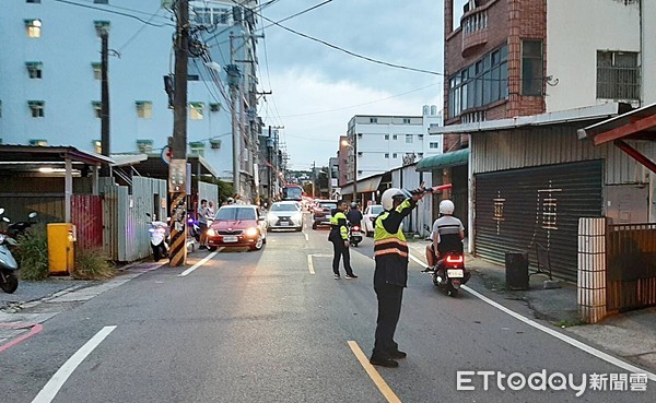 ▲桃園市游姓男子29日上午開車載家人參訪桃園地景藝術節展品，卻不慎撞上路旁電線桿，導致輪胎卡死橫在路上，造成交通阻塞。（圖／記者沈繼昌翻攝）