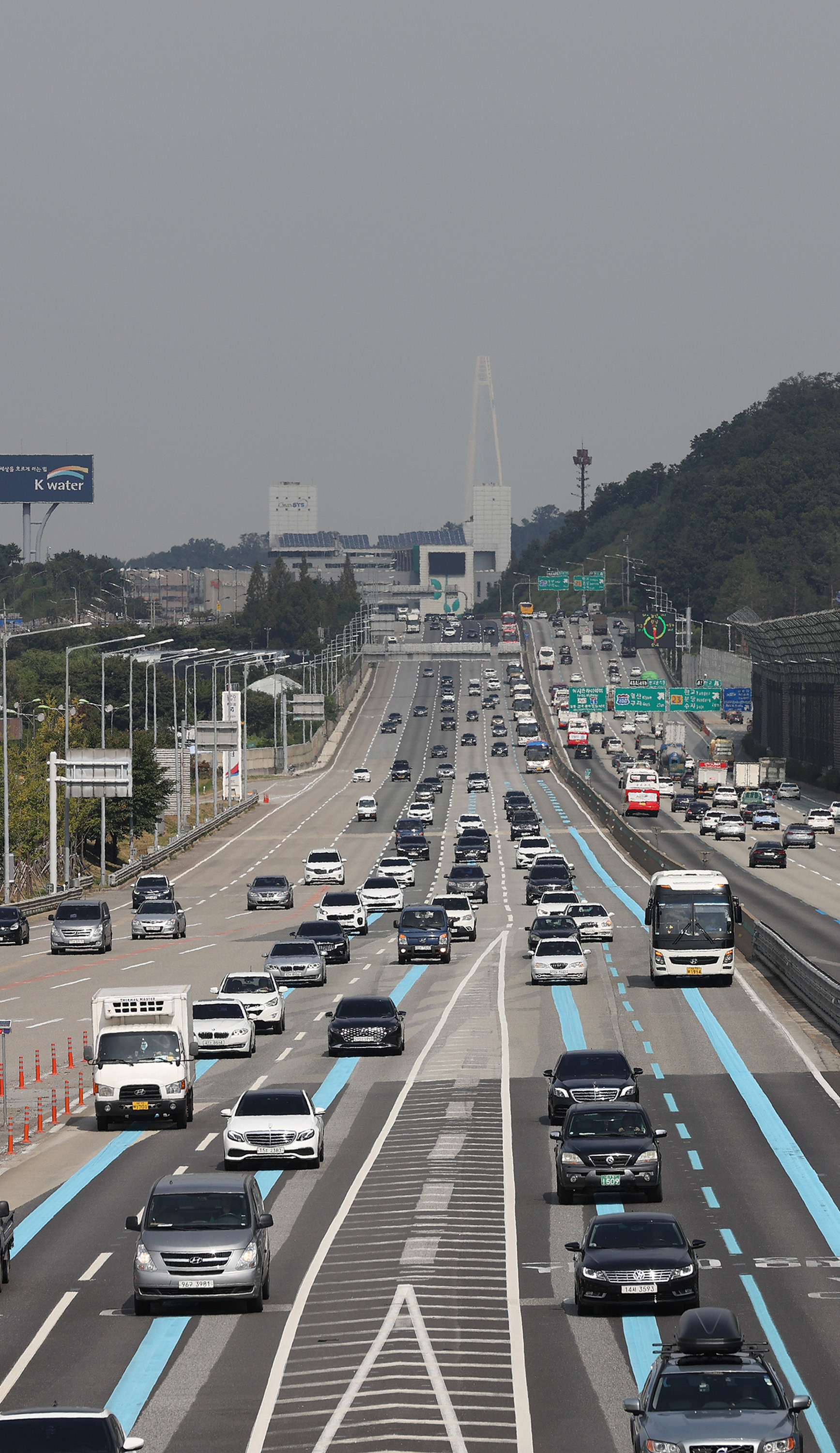 ▲▼南韓中秋連假將至，29日下午高速公路湧現返鄉車潮。（圖／達志影像）