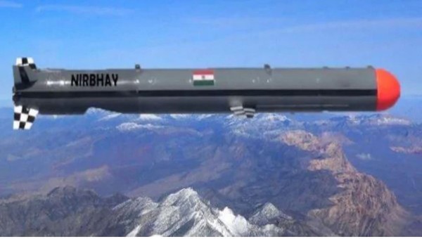 ▲印度自主研發的「無畏」巡弋導彈，射程可達1000公里，有能力對目標發動匿蹤攻擊。(圖／印度軍方檔案照片)