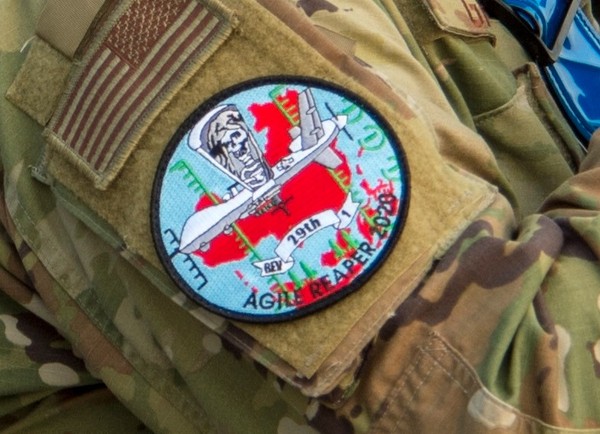▲美國空軍人員制服上的臂章印著中國地圖形狀的紅色剪影。（圖／翻攝自美國《空軍》雜誌）