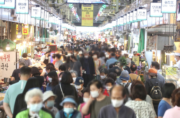 ▲▼南韓中秋連假將至，傳統市場迎來大批採買乾貨人潮。（圖／達志影像）