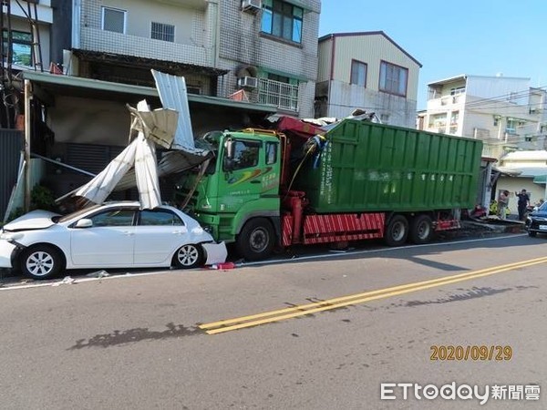 ▲潘姓男子駕駛聯結車行經台南市:安南區府安路5段與安寧街口時，疑疲勞駕駛，失控連撞3間民宅鐵皮遮雨棚及停在路旁自小客車及機車，潘男及許姓機車女騎士受傷送醫。（圖／記者林悅翻攝，下同）