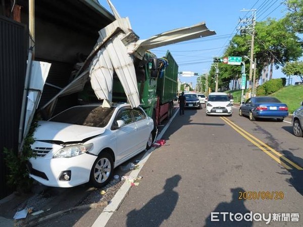 ▲潘姓男子駕駛聯結車行經台南市:安南區府安路5段與安寧街口時，疑疲勞駕駛，失控連撞3間民宅鐵皮遮雨棚及停在路旁自小客車及機車，潘男及許姓機車女騎士受傷送醫。（圖／記者林悅翻攝，下同）