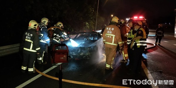 ▲▼國道42.3公里處深夜火燒車。（圖／記者陳雕文攝）