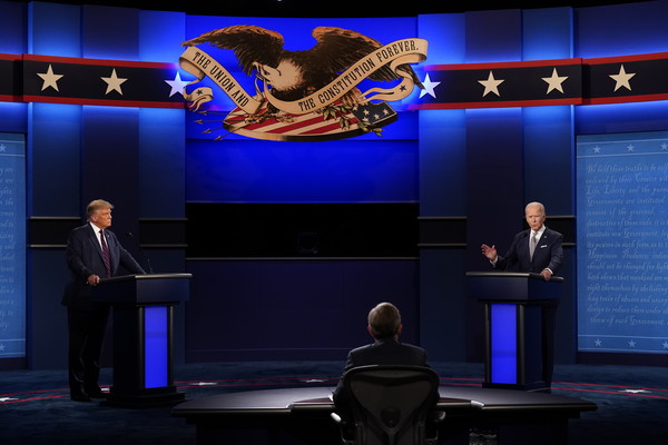 ▲▼美國總統候選人川普與拜登30日展開電視辯論。（圖／達志影像／美聯社）