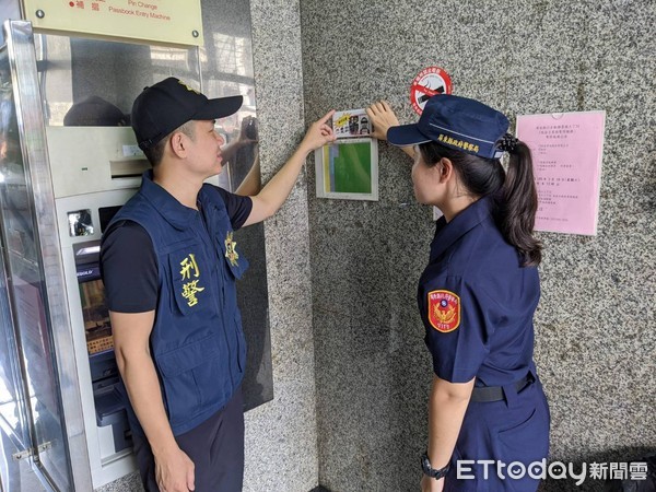 ▲屏東縣內埔警分局在ATM旁貼警語，警告車手 「只要你敢領─一定抓到你」　           。（圖／記者陳崑福翻攝）