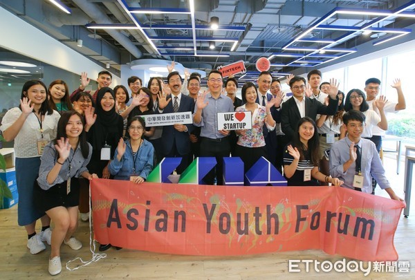 ▲▼開發金控帶領亞洲青年論壇學生參觀中華開發創新加速器，並與新創業者對談。（圖／開發金提供）