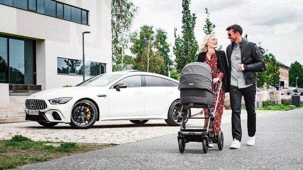 最「入門」的賓士AMG！三芒星最新嬰兒車靠爸媽推也夠「瞎趴」（圖／翻攝自賓士）