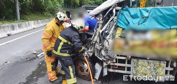 ▲小貨車駕駛左大腿骨折被卡車內。（圖／新城分局提供，下同）