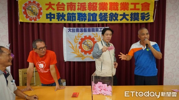 ▲台南市政府新聞及國際關係處長蘇恩恩，頒贈優質摸彩品禮物。（圖／記者林悅翻攝，下同）