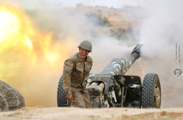 ▲▼亞美尼亞裔砲兵在納卡地區朝亞塞拜然據點開火。（圖／路透）