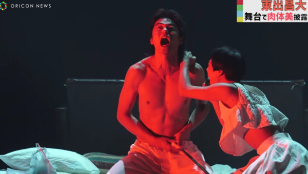 東出昌大出演舞台劇，裸上身自殘。（截圖自影片）