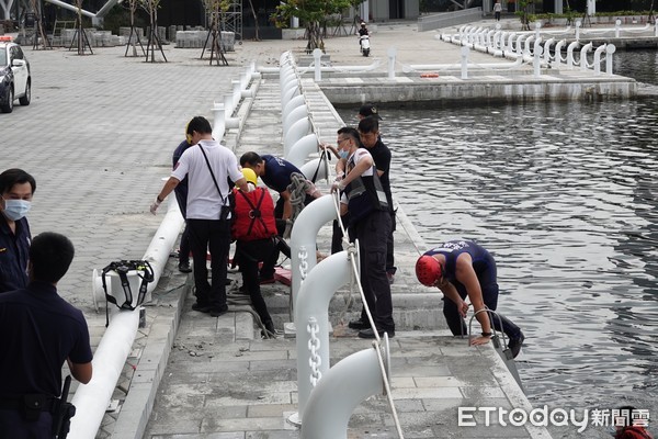 ▲高雄市光榮碼頭海域驚見一對男女浮屍             。（圖／記者吳世龍攝）