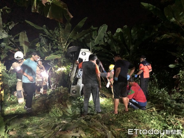 ▲台南市一輛休旅車9月30日深夜翻下邊坡，造成1死1傷憾事。（圖／記者林悅翻攝／下同）