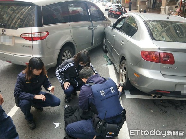 ▲桃園市中壢警分局今年2月間追捕卓姓男子涉嫌偷車，卓開車衝撞警方偵防車，員警將卓男拉下車拘捕到案。（資料照／記者沈繼昌翻攝）