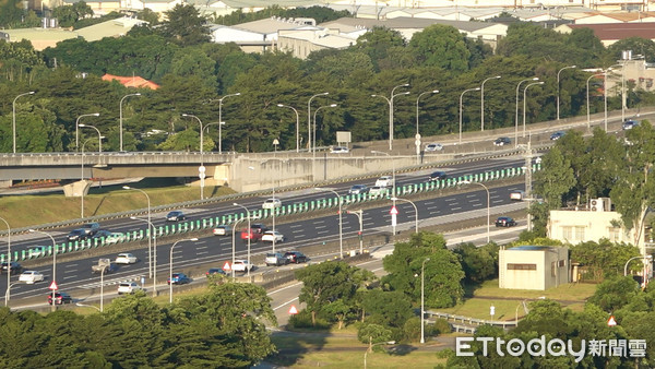 ▲▼10月1日中秋連假第一天，國道三號土城樹林鶯歌路段車流。（圖／記者呂佳賢攝）