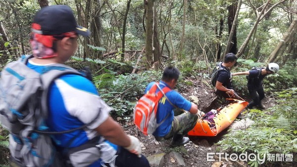 ▲由於山路崎嶇難行，大家用接力方式，輪流將受傷女子抬下山就醫。（圖／記者黃孟珍翻攝）