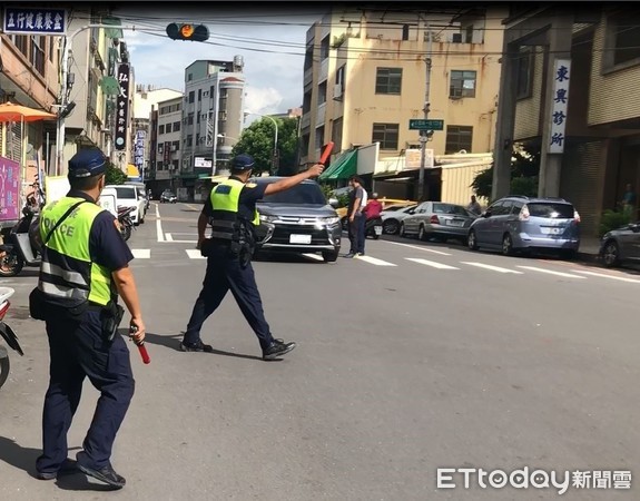 ▲彰警路口安全大執法取締。（圖／記者唐詠絮翻攝）