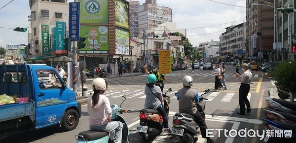 ▲彰警路口安全大執法取締。（圖／記者唐詠絮翻攝）