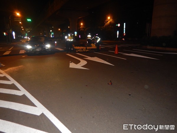 ▲台中市南屯區2日凌晨發生BMW轎車追撞機車事故。（圖／記者李忠憲翻攝）