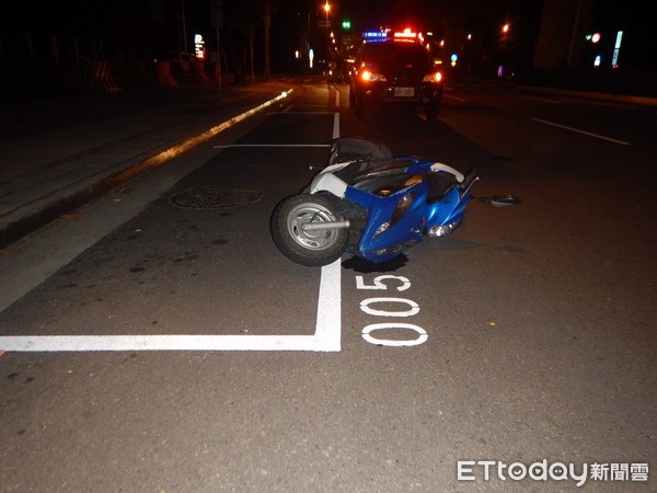 ▲台中市南屯區2日凌晨發生BMW轎車追撞機車事故。（圖／記者李忠憲翻攝）