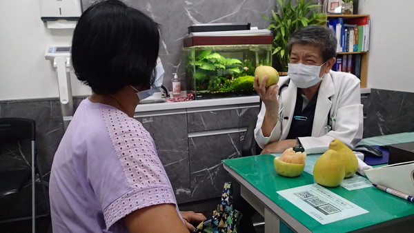 ▲醫師演出短劇提醒柚子配藥超毒。（圖／彰化宏仁醫院提供）