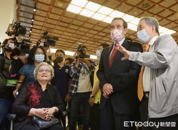 ▲▼     馬英九 出席「林婉珍九十回顧展」        。（圖／記者張一中攝）