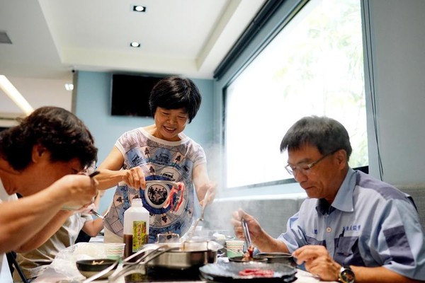 沈大裕的太太丁美麗（中）認為事在人為，老公沈大裕當年決定半路出家賣牛肉湯時，她全力支持。