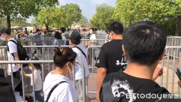 ▲上海迪士尼採預約門票制，仍吸引不少遊客前往。（圖／記者魏有德攝）