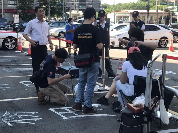 ▲爭取路權，台灣機車路權促進會號召車友平鎮警分局旁中秋「烤肉」。（圖／翻攝自網路）