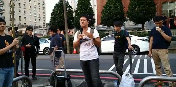 ▲爭取路權，台灣機車路權促進會號召車友平鎮警分局旁中秋「烤肉」。（圖／翻攝自網路）