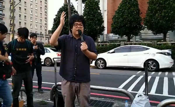 ▲爭取路權，台灣機車路權促進會號召車友平鎮警分局旁中秋「烤肉」。（圖／翻攝自網路）