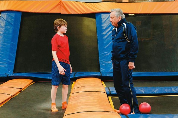 屁孩因房間被搬來的阿公占去而向其宣戰，電影有許多經典款喜劇套路，創造出不錯的笑點及後座力。（甲上提供）