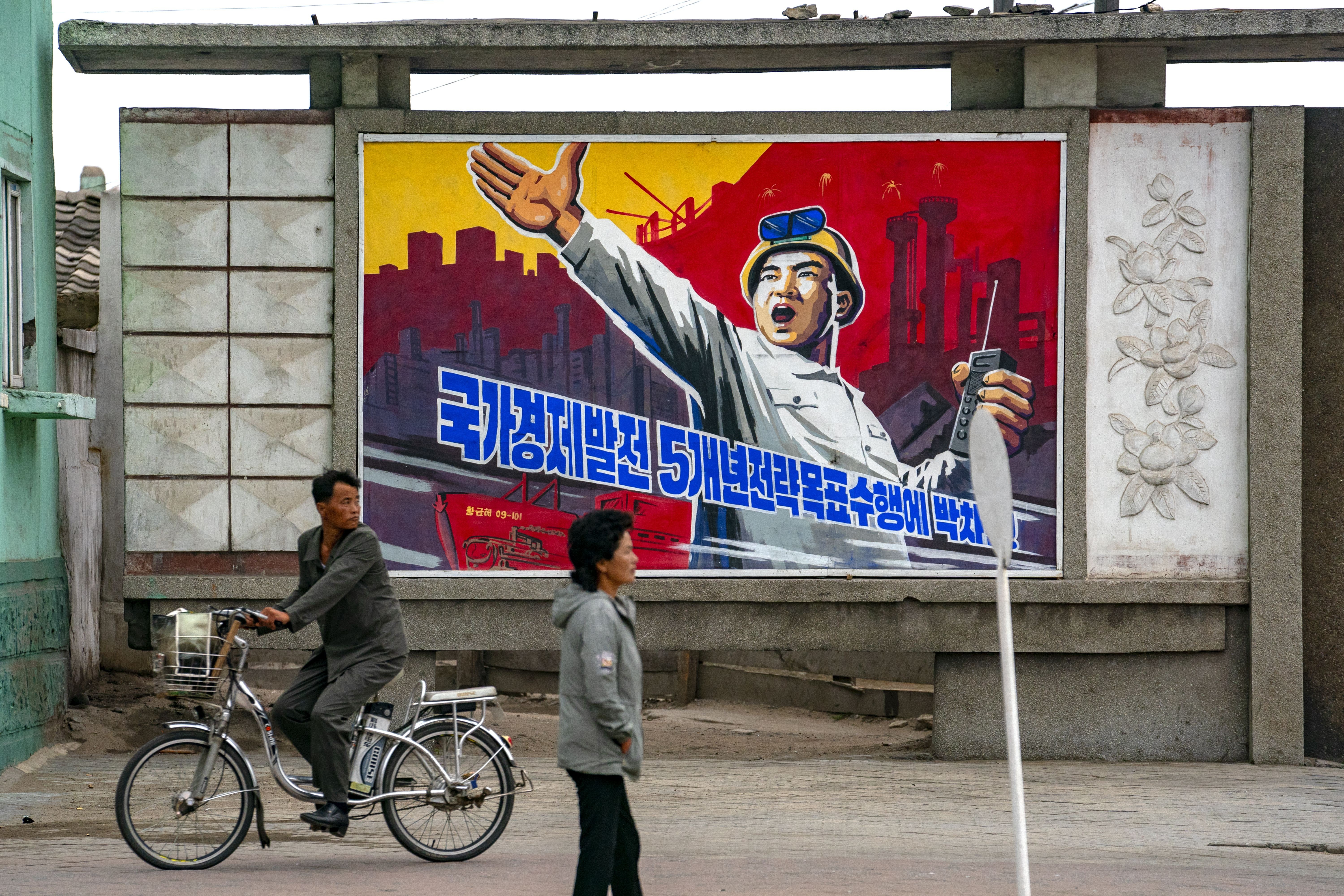 ▲▼北韓殷山郡有居民在市場圍牆上塗鴉，寫道「打倒黨幹部」。（示意圖／達志影像）