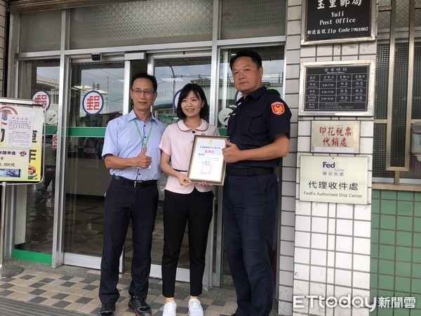 ▲▼婦人到郵局滙錢被機警的行員及警員攔阻。（圖／玉里分局提供，下同）