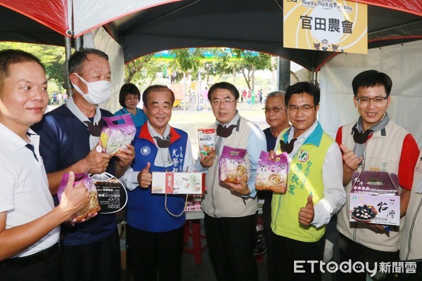 ▲台南市長黃偉哲大力向全國民眾推薦中秋及國慶連假，到台南官田品嘗新鮮的菱角及購買菱炭生活好物。（圖／記者林悅翻攝，下同）